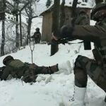 Indian Army Jawans Continue Patrolling at Last Post at an Altitude of 7,200 Feet in Jammu and Kashmir Amid Heavy Snowfall (Watch Video)
